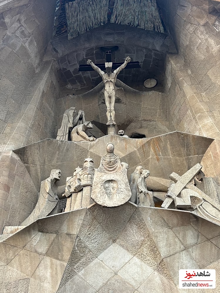 Rear façade of the Sagrada Familia showing a crucified Christ. Bottom left, an image of Gaudí and a soldier who inspired 'Star Wars'. María Muñoz Morillo