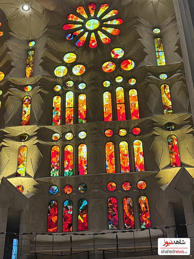 Vidrieras en tonos rojizo en el interior de la Sagrada Familia. Copyright María Muñoz Morillo