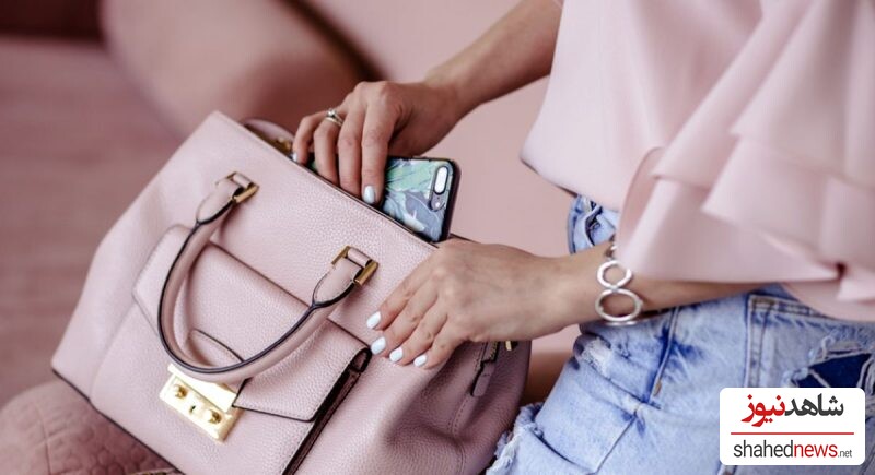 Essential Items Every Classy Woman Keeps in Her Purse