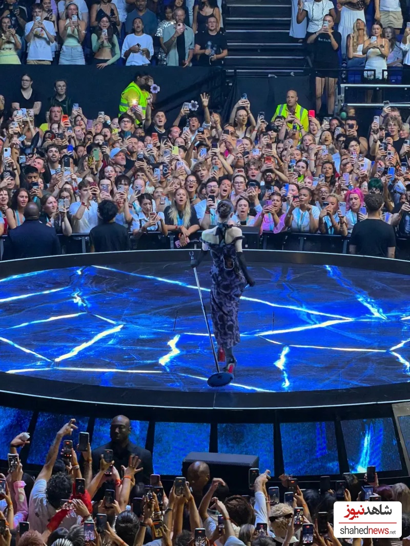The star performed some of the show on an b-stage that extended towards the back of the arena