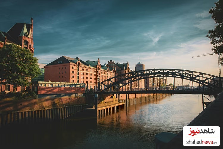 The industrial beauty of the canals of modern Hamburg.