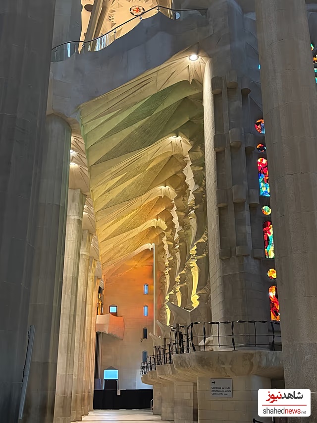 Pasillo interior en la Sagrada FAmilia, la basílica representa un bosque, en el que las columnas son los árboles. Copyright María Muñoz Morillo