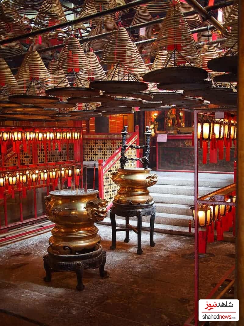 Built by wealthy Chinese merchants in the mid-1800s, Man Mo Temple is famous for its classic Chinese architecture.