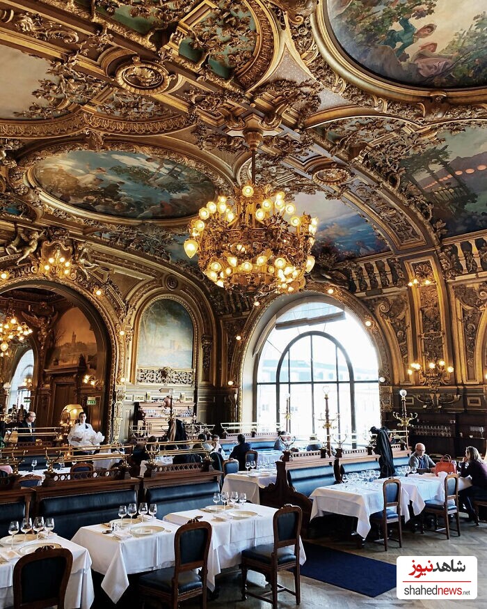 A Restaurant in Paris 