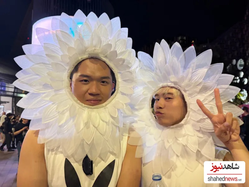Fans like Harry and Damon, from Waterloo in London, came dressed as daisies, in tribute to Ariana's latest album, Petal.